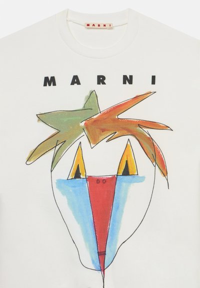 T-shirt bianca con una grafica astratta colorata che presenta forme verdi e arancioni e un design blu, rosso e giallo. Logo "MARNI" visualizzato in alto.