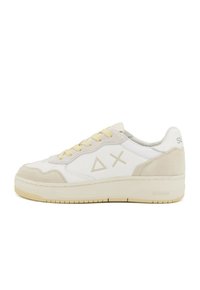Weißer Sneaker mit hellbeigen Wildlederakzenten, ausgestattet mit einer Gummisohle und einem schlichten geometrischen Logo an der Seite. Runde Schnürsenkel und gepolsterte Zunge.