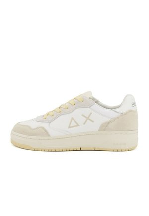 Weißer Sneaker mit hellbeigen Wildlederakzenten, ausgestattet mit einer Gummisohle und einem schlichten geometrischen Logo an der Seite. Runde Schnürsenkel und gepolsterte Zunge.