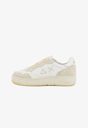 Weißer Sneaker mit hellbeigen Wildlederakzenten, ausgestattet mit einer Gummisohle und einem schlichten geometrischen Logo an der Seite. Runde Schnürsenkel und gepolsterte Zunge.