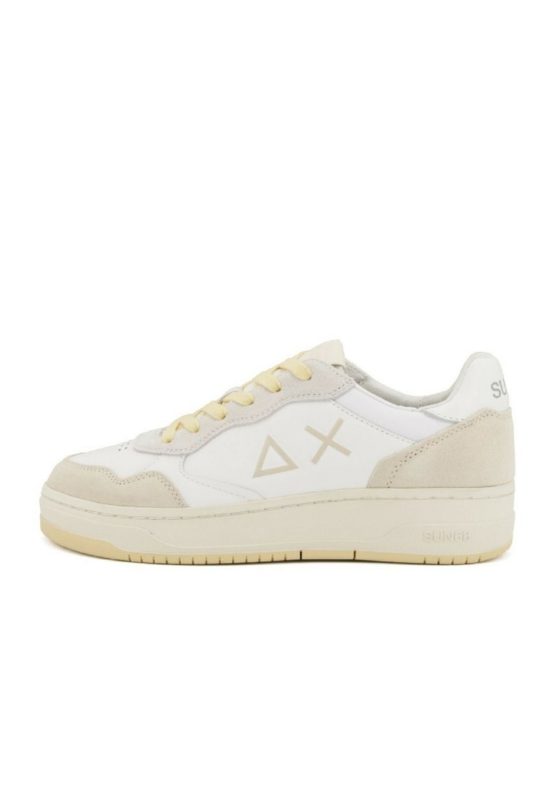 Weißer Sneaker mit hellbeigen Wildlederakzenten, ausgestattet mit einer Gummisohle und einem schlichten geometrischen Logo an der Seite. Runde Schnürsenkel und gepolsterte Zunge.