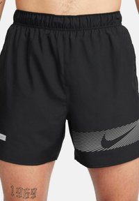 Nike Performance CHALLENGER FLASH - Pantalón corto de deporte - schwarz
