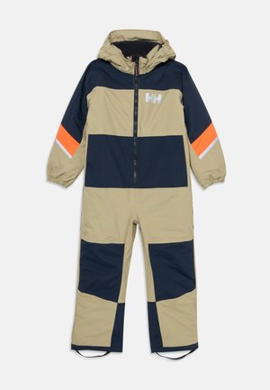 Płaszcz w kolorze beżowym i granatowym; posiada elementy odblaskowe, zamek błyskawiczny, kaptur oraz elastyczne mankiety. Teksturowana, trwała tkanina.