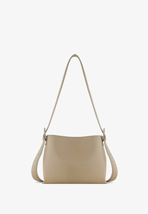 Beige leren handtas met een gladde afwerking, afgeronde bovenkant, verstelbare schouderband en ingetogen branding aan de voorkant. Eenvoudig, klassiek ontwerp.