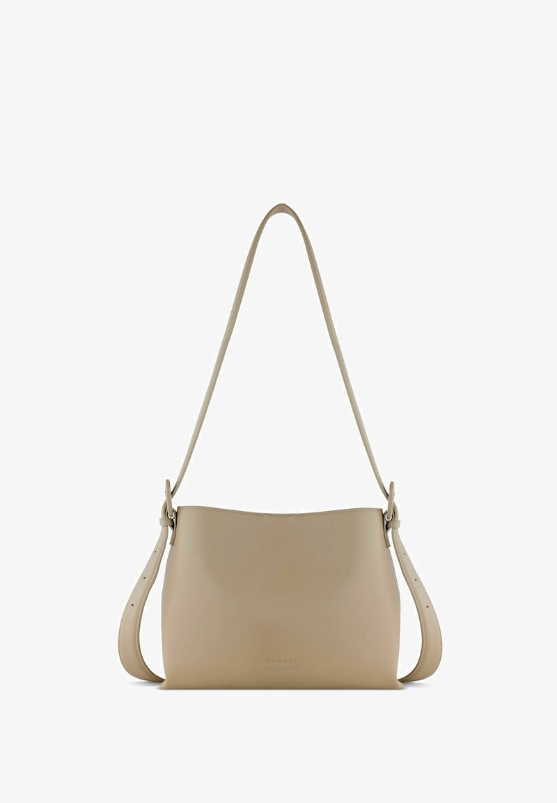 Beige leren handtas met een gladde afwerking, afgeronde bovenkant, verstelbare schouderband en ingetogen branding aan de voorkant. Eenvoudig, klassiek ontwerp.