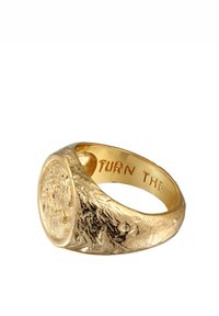 Arany gyűrű, texturált mintázattal, kiemelkedő oroszlán motívummal és gravírozott felirattal: "FORDÍTSA A." Simára polírozott belső felület.