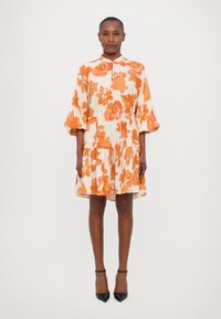Blumenkleid aus orangefarbenem und cremefarbenem Stoff, mit Knopfverschluss, halblangen Ärmeln, tailliert und mit einem ausgestellten, gestuften Rock.