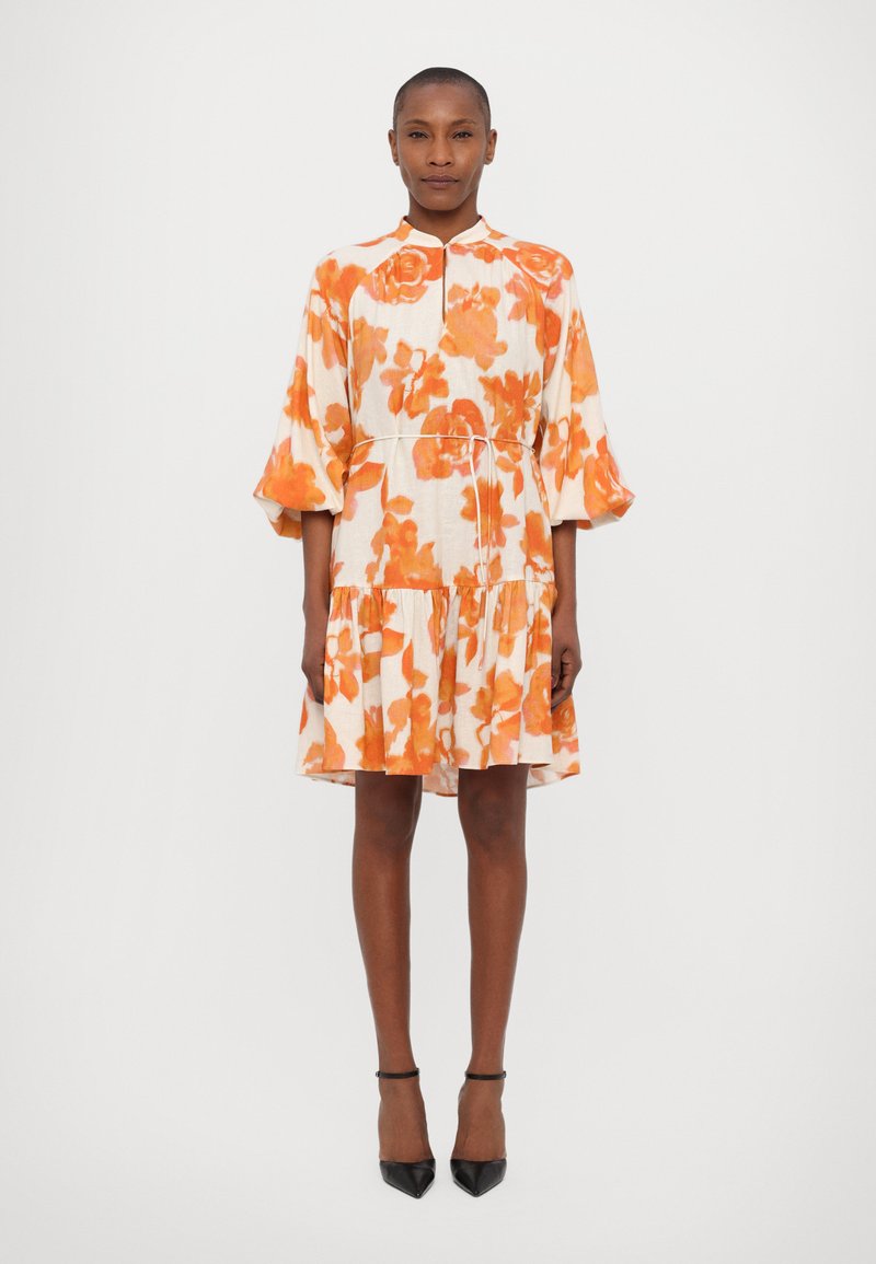 Blumenkleid aus orangefarbenem und cremefarbenem Stoff, mit Knopfverschluss, halblangen Ärmeln, tailliert und mit einem ausgestellten, gestuften Rock.
