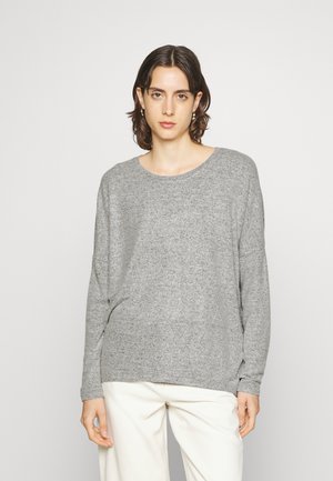 Pull en gris clair avec un col rond et des manches longues, fabriqué dans un matériau doux et texturé. Présente une coupe décontractée et légèrement oversize.
