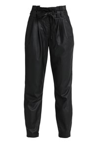 Černé kalhoty z umělé kůže s vysokým pasem, sklady a tkaným páskem na zavazování. Hladká textura a délka ke kotníkům.