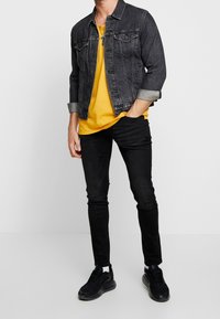 Tigha Vaqueros pitillo - black