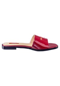 Sandale glissante en cuir verni rouge avec bout ouvert, semelle plate et un léger arc ; elle présente une sangle horizontale avec un détail découpé.