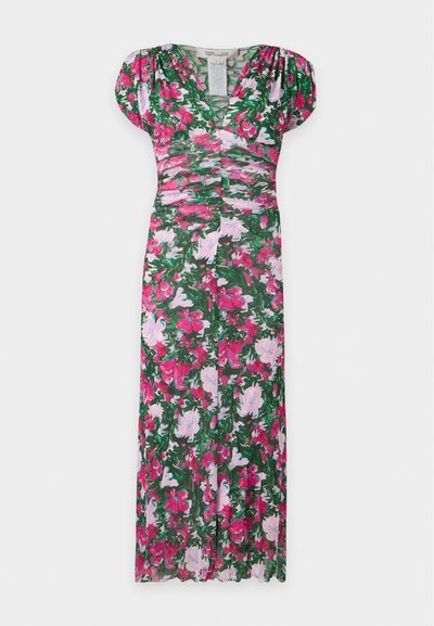 Robe longue fleurie avec des fleurs roses, rouges et blanches, des feuilles vertes, des manches courtes bouffantes, un col en V et un détail froncé à la taille.