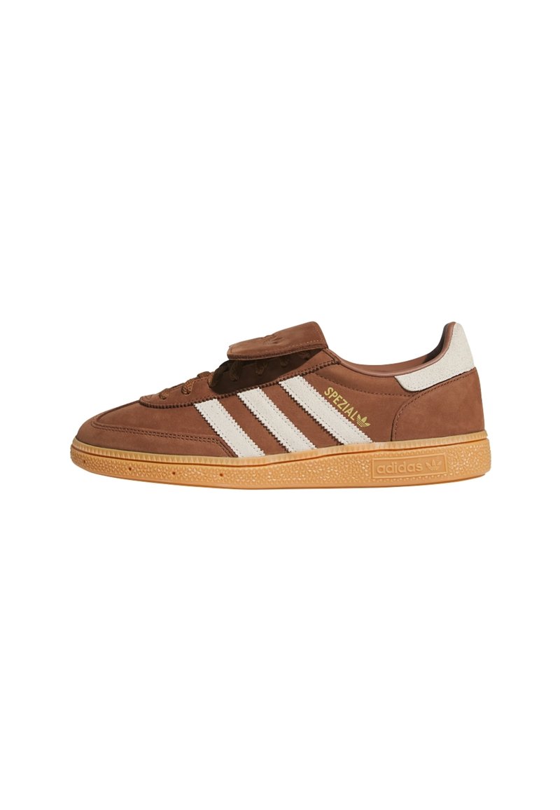 Hnedé semišové tenisky Adidas Spezial s bielymi pruhmi, gumovou podrážkou, šnurovaním a značkovým detailom na boku a podrážke.