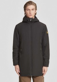 Parka nera, leggera, con cappuccio, zip frontale e tasche laterali. Tessuto liscio, design moderno e dettaglio del logo sulla manica.