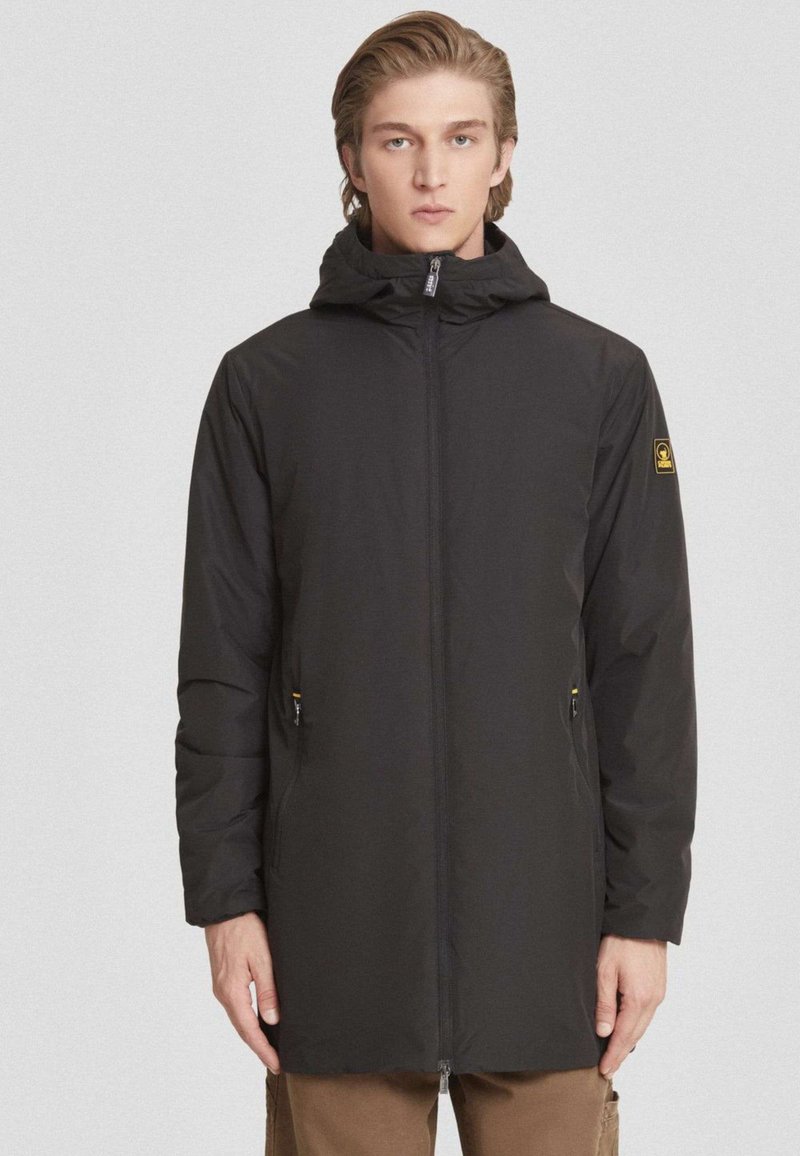Parka nera, leggera, con cappuccio, zip frontale e tasche laterali. Tessuto liscio, design moderno e dettaglio del logo sulla manica.