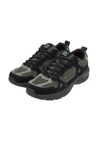 Des chaussures de sport noires et grises avec une tige en maille, un col rembourré, une semelle épaisse et un système de lacets bien visible pour un maintien sûr.