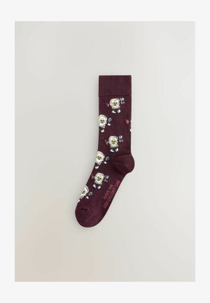 Burgundy strumpor med ribbat skaft, prydda med upprepade tecknade figurer och accenter i ljusgult och vitt, tillverkade av en bomullsblandning.