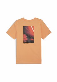 Puma AMG GRAPHIC TEE - Apdrukāts T-krekls - bright melon