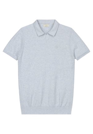 Világosszürke polo ing bordázott textúrával, rövid ujjak, klasszikus gallér és egy diszkrét hímzett logó a mellkason.