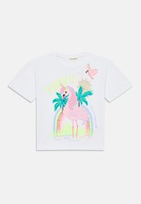 Λευκό κοντομάνικο μπλουζάκι με πολύχρωμα γραφικά που απεικονίζουν ένα φλαμίνγκο, μονόκερο, φυλλώματα και τη λέξη «FUNKY» σε νέον ροζ και πράσινο.