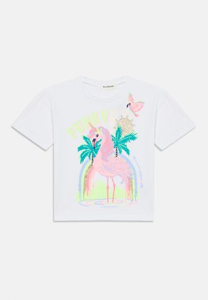 Λευκό κοντομάνικο μπλουζάκι με πολύχρωμα γραφικά που απεικονίζουν ένα φλαμίνγκο, μονόκερο, φυλλώματα και τη λέξη «FUNKY» σε νέον ροζ και πράσινο.