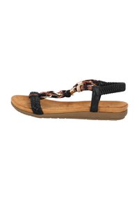 Zwarte gevlochten sandalen met een gevoerde tan voetbed. Heeft een patroon op de band en gouden hardware-accenten. Platte rubberen zool.