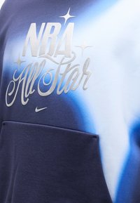 Φούτερ με μπροστινή τσέπη σε μπλε και λευκό gradient, με ασημένια επιγραφή «NBA All Star» και μικρό λογότυπο Nike.