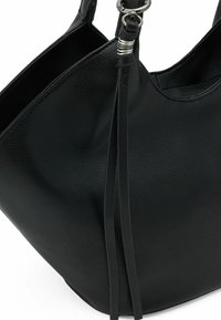 Zwarte leren schoudertas met een gestructureerde afwerking, een soepele silhouet en lange franjen die hangen aan een zilveren metalen ring.