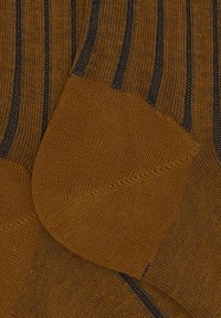 Calzini in cotone marrone con texture a coste, strisce blu navy, punta arrotondata e tallone rinforzato per una maggiore durata.