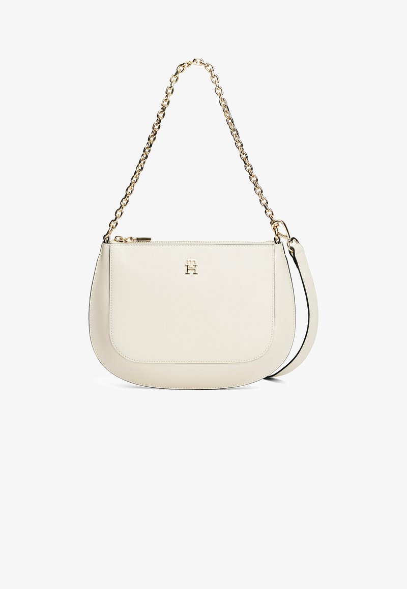 Borsa in pelle crema con forma curva, caratterizzata da una maniglia in catena dorata, dettagli con logo e una tracolla rimovibile per maggiore versatilità.