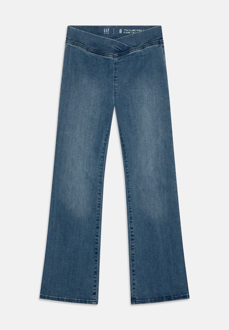 Jeans de denim de cintura alta e boca larga em lavagem média com uma textura suave. Apresenta costura em contraste e um design clássico de cinco bolsos.