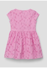 Rotes Kleid mit floralem Cut-Out-Muster, kurzen Ärmeln und ausgestelltem Rock. Leicht strukturierten Stoff, Reißverschluss auf der Rückseite.