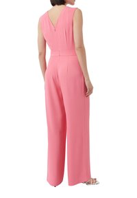 Roze jumpsuit met een aansluitend lijfje, wijde broekspijpen en een V-halsontwerp, voorzien van een discrete rits en een gladde, lichte stof.