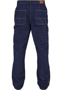 Pantalones cargo de mezclilla en azul oscuro, con múltiples bolsillos, costuras en amarillo contrastante y un ajuste cómodo con corte recto.