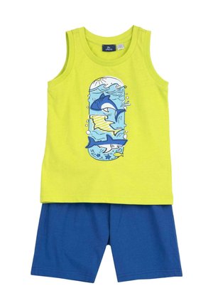 Top giallo senza maniche con grafica di squali blu e gialli abbinato a pantaloncini blu uniti, outfit estivo per bambini.
