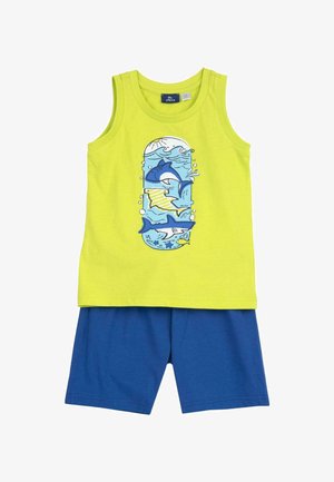 Top giallo senza maniche con grafica di squali blu e gialli abbinato a pantaloncini blu uniti, outfit estivo per bambini.