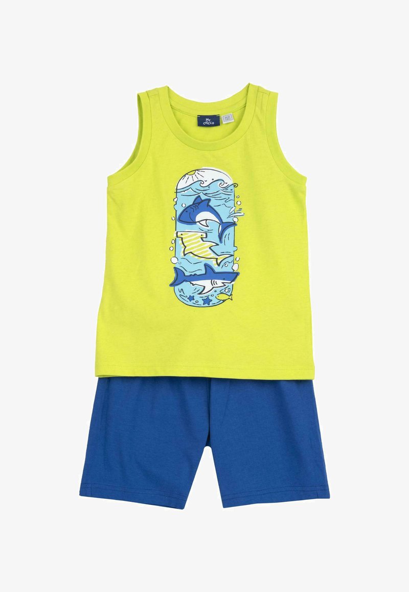 Haut jaune sans manches avec un motif de requins bleus et jaunes, assorti à un short bleu uni, tenue d'été pour enfants.