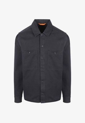 Camicia button-up grigio scuro in cotone. Presenta due tasche frontali e un colletto a punta. Texture liscia con design classico.