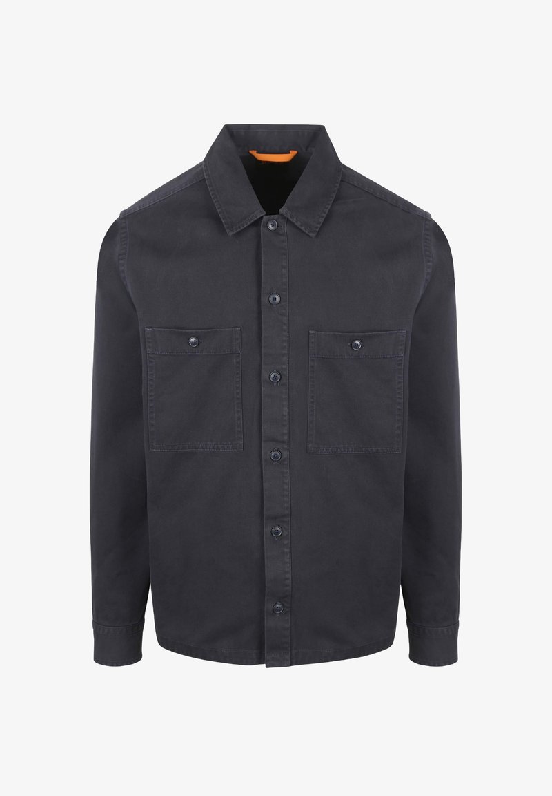 Camicia button-up grigio scuro in cotone. Presenta due tasche frontali e un colletto a punta. Texture liscia con design classico.