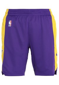 Violetit koripalloshortsit, joissa on keltaiset sivut, verkkokangasmateriaalia, joustava vyötärö, NBA-logo ja Nike-uutuus.