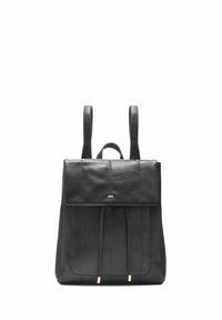 Czarny skórzany plecak z dwoma ramiączkami, przednią klapką, pionowymi przeszyciami i złotymi akcentami. Gładka powierzchnia, nowoczesny design.