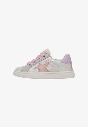 Glitzernder silberner und pastellfarbener Sneaker mit pinken Schnürsenkeln, Sternakzent und einer weißen Gummisohle. Glatte Textur mit glänzenden, reflektierenden Elementen.