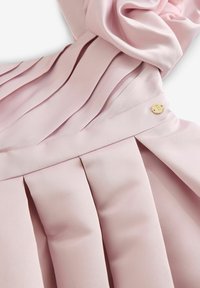 Abito rosa plissettato con una morbida texture in satin, caratterizzato da un colletto raccolto e un'applicazione del logo dorato sulla cintura.