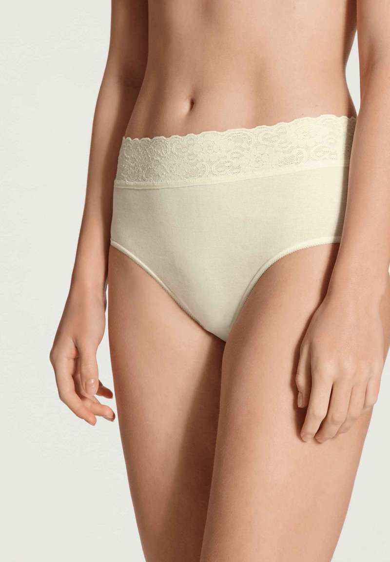 Hoge taille, lichtromige onderbroek met een geweven kant tailleband. Katoenen stof, gladde textuur en minimale stikseldetails.