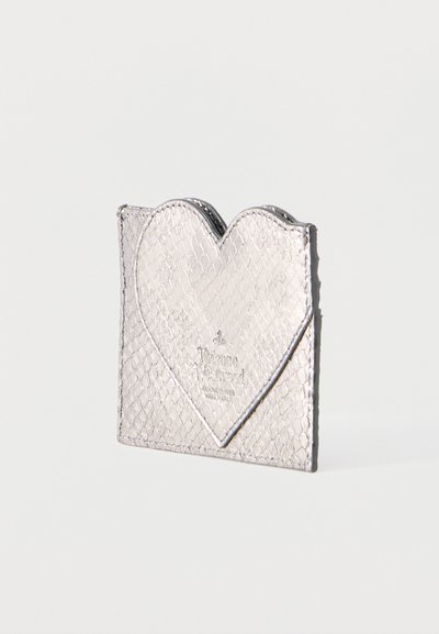 Ασημένια δερμάτινη θήκη καρτών με υφή, με εμπρόσθια θήκη σε σχήμα καρδιάς και ανάγλυφο λογότυπο Vivienne Westwood.