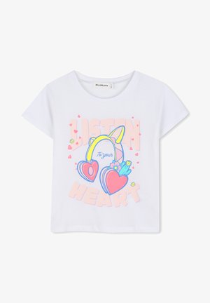 Weißes Kinder-T-Shirt mit rosa herzförmigen Kopfhörern, kleinen Herzen, Blumen und dem Text "Hör auf dein Herz" in Pastellfarben.