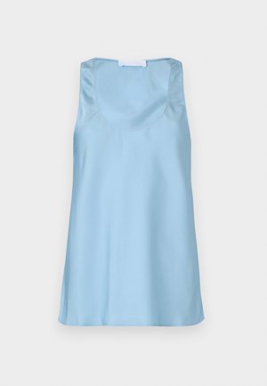 Top in raso azzurro chiaro con scollo a U e spalline larghe, caratterizzato da una texture liscia e un orlo dritto.