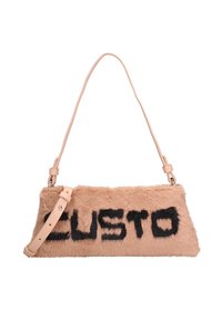 Nepbont handtas in nude met "CUSTO" in zwarte letters. Beschikt over een glad strikje dat verstelbaar is en heeft een rechthoekige vorm.