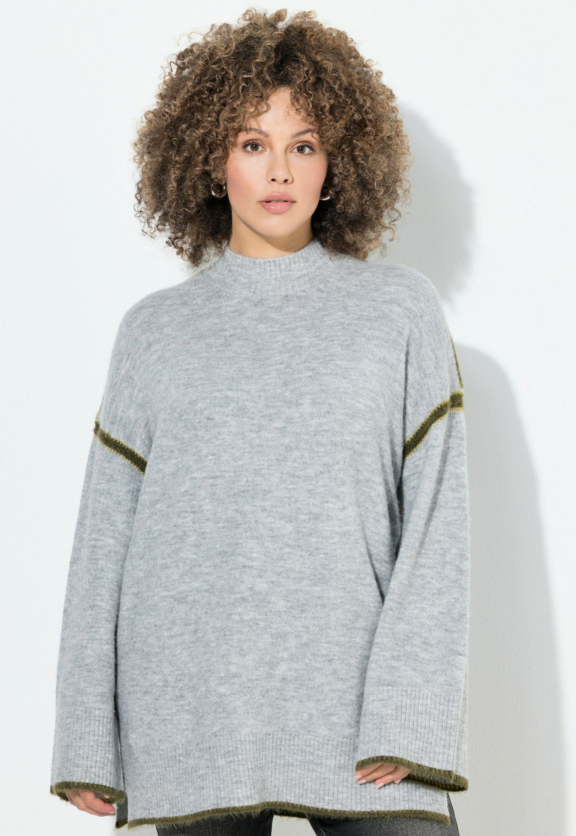 Ulla Popken ZIERNÄHTE STEHKRAGEN LANGARM Strickpullover pale